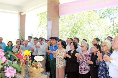 Các thế hệ thầy thuốc tưởng nhớ những chiến sĩ áo trắng đã ngã xuống vì Tổ quốc