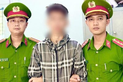 Dùng kiếm chém người sau trận bóng đá giao hữu