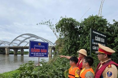 Cảnh sát đường thủy Hà Nội cắm biển cảnh báo, phòng ngừa đuối nước