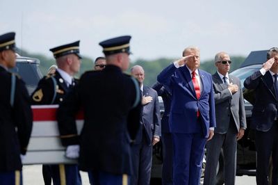 Ông Trump đón thi hài 4 lính Mỹ thiệt mạng do hỏa lực Iran
