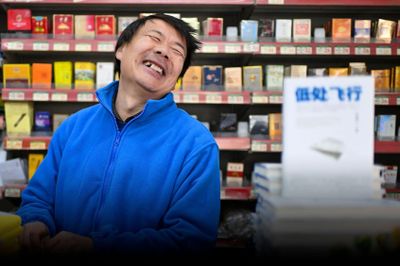 Vừa làm thơ vừa giao hàng, shipper nhận giải thưởng văn học Lỗ Tấn