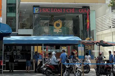 Khách đến bán vàng, kim cương tại SJC tăng đột biến