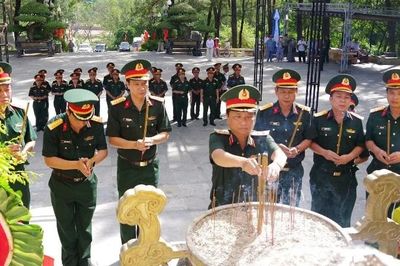 Bộ Tư lệnh Quân khu 4 tri ân các Anh hùng liệt sĩ tại Quảng Trị