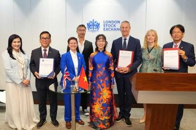 Tiến sĩ Nguyễn Thị Phương Thảo bấm nút khai phiên Sàn giao dịch Chứng khoán Luân Đôn (LSE)