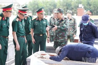 Chính ủy Quân khu 5 động viên tổ công tác thực hiện nhiệm vụ lấy mẫu hài cốt liệt sĩ tại Nghĩa trang Liệt sĩ Tam Ngọc