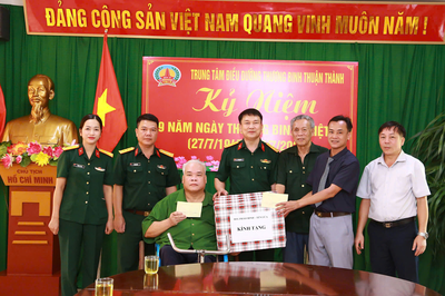 Bộ tư lệnh Pháo binh - Tên lửa: Thăm, tặng quà Trung tâm Điều dưỡng người có công Thuận Thành (Bắc Ninh)