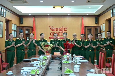 Bàn giao chức vụ Tổng biên tập Tạp chí Văn nghệ Quân đội