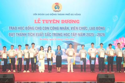 Trao gần 490 triệu đồng học bổng cho con đoàn viên, người lao động