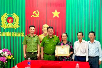Trao Giấy khen cho cá nhân có nghĩa cử cao đẹp