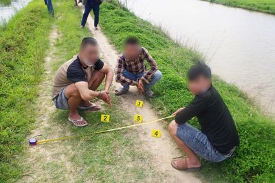 Ra đồng… đập đá!