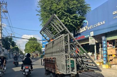 Xe ba gác chở hàng cồng kềnh