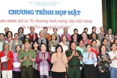 Phó Bí thư Thành ủy TPHCM Văn Thị Bạch Tuyết: Chăm lo người có công là mệnh lệnh từ trái tim