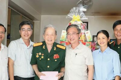 Lãnh đạo TPHCM thăm Anh hùng Lực lượng vũ trang nhân dân Nguyễn Văn Tàu