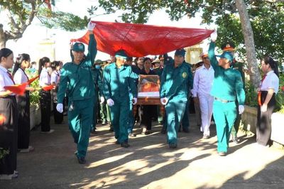 Quê hương đẫm nước mắt ngày anh về đất mẹ