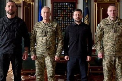 Ukraine: Rơi vào thế tiến thoái lưỡng nan, Tổng thống Zelensky đã đi 'nước cờ' sai? Tân Tổng tư lệnh quân đội đối mặt thách thức
