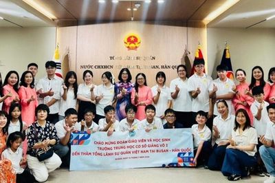 Đoàn học sinh, sinh viên Việt Nam tham dự Cuộc thi Khoa học quốc tế WICO lần thứ 15 đến thăm Tổng Lãnh sự quán Việt Nam tại Busan (Hàn Quốc)