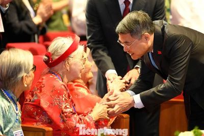 Máu đào và sự hy sinh của các anh hùng liệt sĩ đã tô thắm màu cờ Tổ quốc