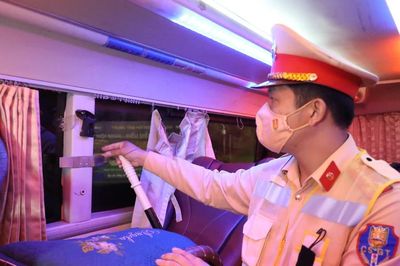 CSGT xuyên đêm kiểm tra, phát hiện nhiều xe khách thiếu dụng cụ thoát hiểm
