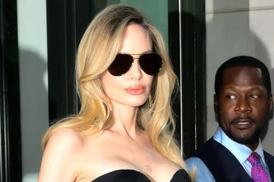 Thái độ của Angelina Jolie khi các con đồng loạt bỏ họ Brad Pitt