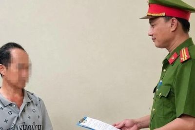 Khởi tố nghịch tử đánh cha 93 tuổi gãy 2 tay