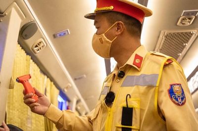 Hà Nội: Kiểm tra xe khách trong đêm, nhiều xe thiếu búa thoát hiểm
