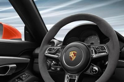 Vì sao xe thể thao luôn chuộng vô lăng bọc da lộn Alcantara dù rất khó vệ sinh?