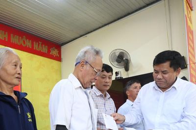 Bộ Dân tộc và Tôn giáo trao hơn 300 triệu đồng tri ân người có công ở Quảng Trị