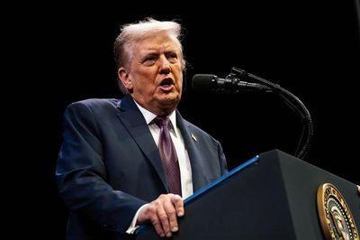 Ông Trump 'thề' bắt Iran chịu trách nhiệm về các vụ tấn công của Houthi ở Hormuz