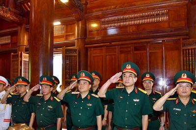 Bộ CHQS tỉnh Nghệ An dâng hương tưởng niệm các Anh hùng liệt sĩ