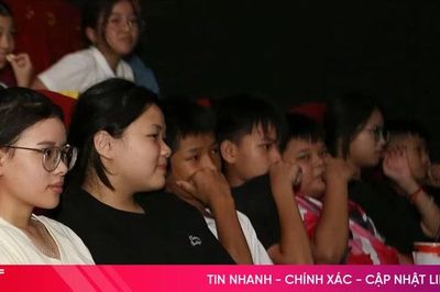 Khán giả Hà Tĩnh hào hứng đến rạp xem phim cách mạng