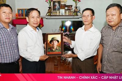 Đoàn ĐBQH tỉnh Hà Tĩnh trao di ảnh, thăm hỏi thân nhân liệt sĩ Nguyễn Văn Thân