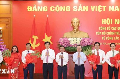 Hội nghị công bố các Quyết định của Bộ Chính trị, Ban Bí thư về công tác cán bộ