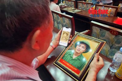 54 gia đình liệt sĩ xúc động nhận ảnh phục dựng người thân trong chương trình 'Tri ân người giữ lửa'
