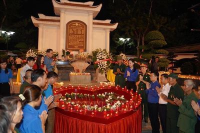 Thắp nến tri ân và công diễn vở kịch hát 'Khoảng trời con gái' tại Ngã ba Đồng Lộc