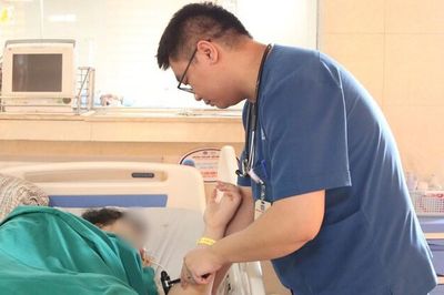 Thiếu niên 15 tuổi bị đột quỵ trong nhà vệ sinh, bác sĩ cảnh báo dấu hiệu không nên bỏ qua
