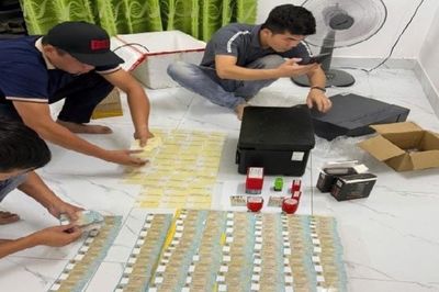 Triệt phá 'xưởng' làm giả hàng trăm CCCD, GPLX, sổ đỏ, bắt kẻ cầm đầu đường dây