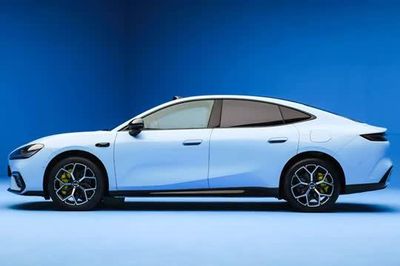 Xe sedan dài 5 mét, công suất 570 mã lực, giá hơn 800 triệu đồng