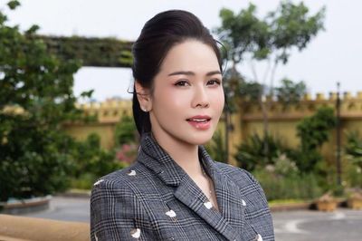 Nhật Kim Anh tái xuất gây chú ý