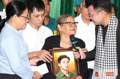Ôm di ảnh phục dựng của chồng sau gần 60 năm, vợ liệt sĩ bật khóc