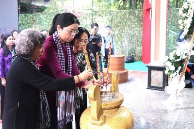Hội LHPN TPHCM tưởng niệm các anh hùng liệt sĩ tại công viên Lê Thị Riêng