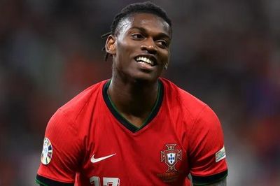 Rafael Leao hứng 'bão' chỉ trích