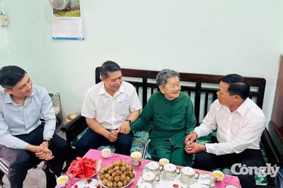 Chánh án TAND tỉnh Lâm Đồng thăm, tặng quà Mẹ Việt Nam Anh hùng