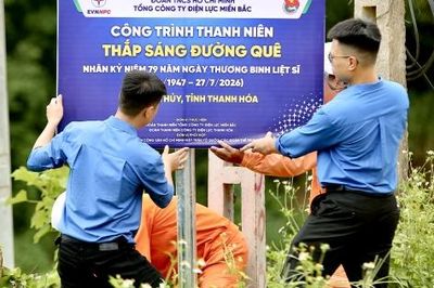 Tuổi trẻ ngành điện tri ân người có công, thắp sáng bản làng vùng cao