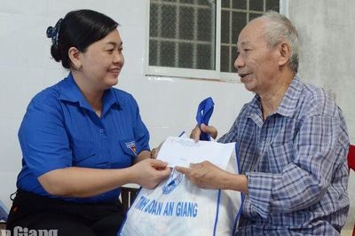 Tỉnh đoàn An Giang tri ân gia đình chính sách, người có công