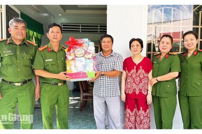 Trao 92 phần quà tri ân gia đình chính sách, người có công