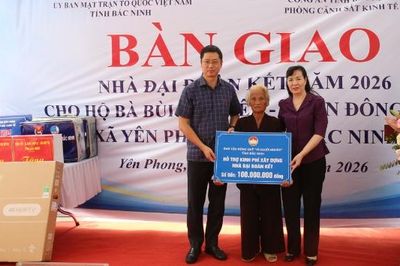 Phó Bí thư Tỉnh ủy Trần Huy Phương dự bàn giao nhà 'Đại đoàn kết' cho hộ đặc biệt khó khăn tại xã Yên Phong