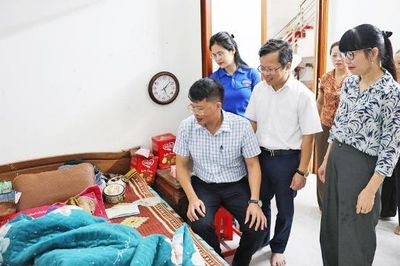 Báo và Phát thanh, Truyền hình Bắc Ninh thăm, tặng quà Mẹ Việt Nam Anh hùng Đỗ Thị Yên