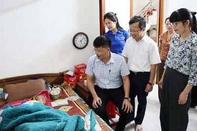 Báo và Phát thanh, Truyền hình Bắc Ninh thăm, tặng quà Mẹ Việt Nam Anh hùng Đỗ Thị Yên