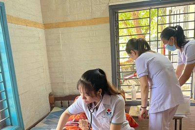 Khám sức khỏe tại nhà cho đối tượng chính sách phường Liên Chiểu