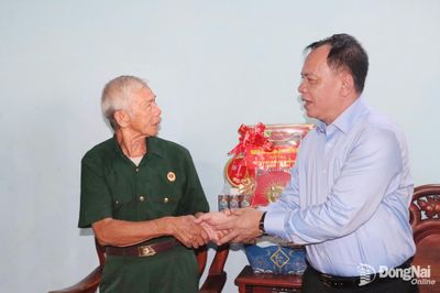 Phó Bí thư Thành ủy Võ Tấn Đức thăm, tặng quà Mẹ Việt Nam anh hùng và Anh hùng Lực lượng vũ trang nhân dân